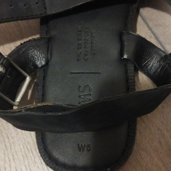 2/15$**TOMS** leather sandals - Picture 5 of 6